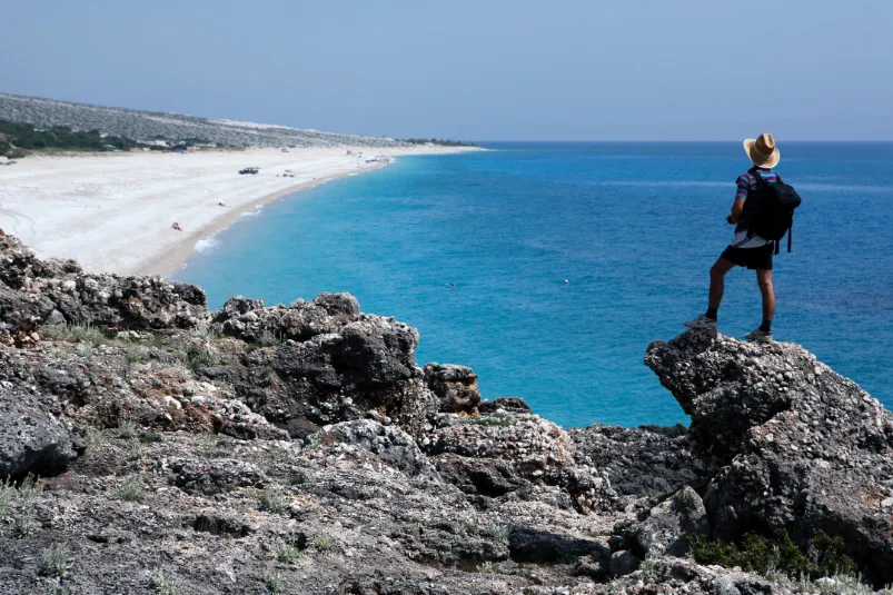 Albanie wandelen aan de kust