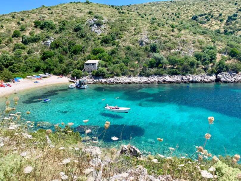 Het ongerepte strand Dugi Otok in natuurpark Kroatië