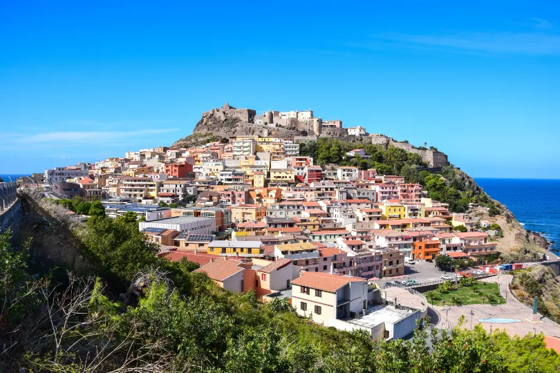 Bezoek het kleurrijke stadje Castelsardo op Sardinië