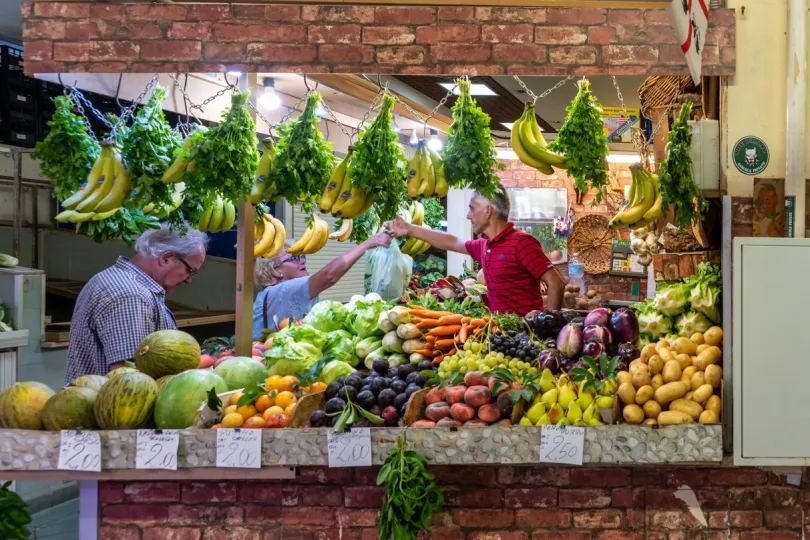 toeristen kopen eten. Calgliari, Sardinië