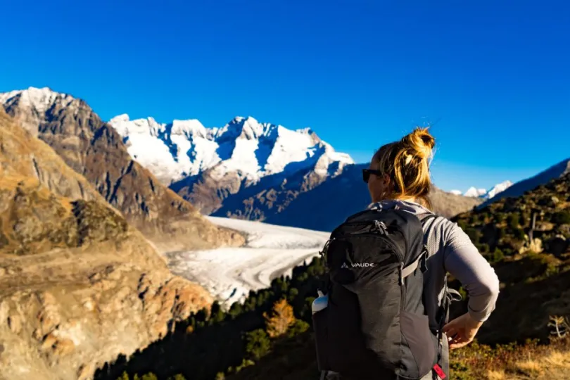 Wandelreis Zwitserland vrouw uitzicht
