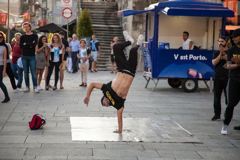 breakdance in centrum van Porto, portugal