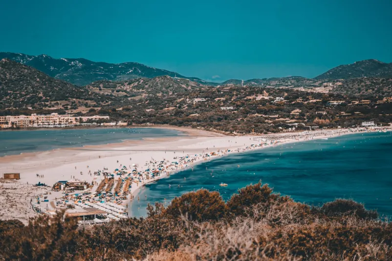 In een mooie baai op Sardinië vind je het strand Spiaggia su Giudeu