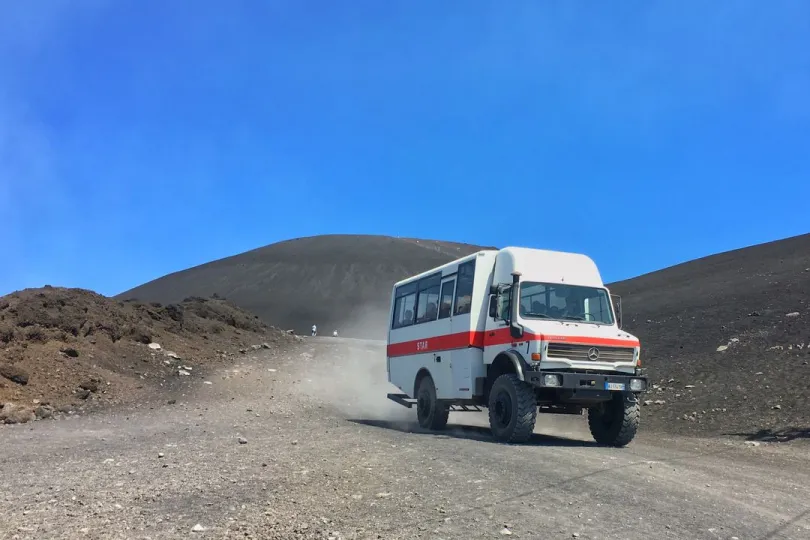 off-road voertuig op een weg bij de Etna
