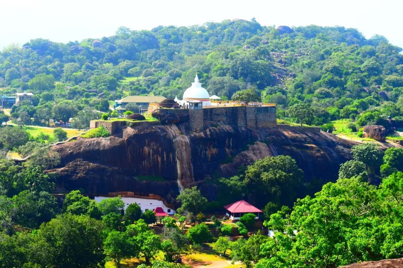 Tempel in het regenwoud in Sri Lanka