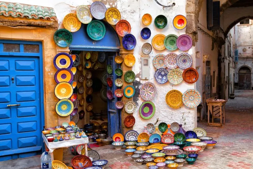 Essaoui huis met gekleurde borden Morokko