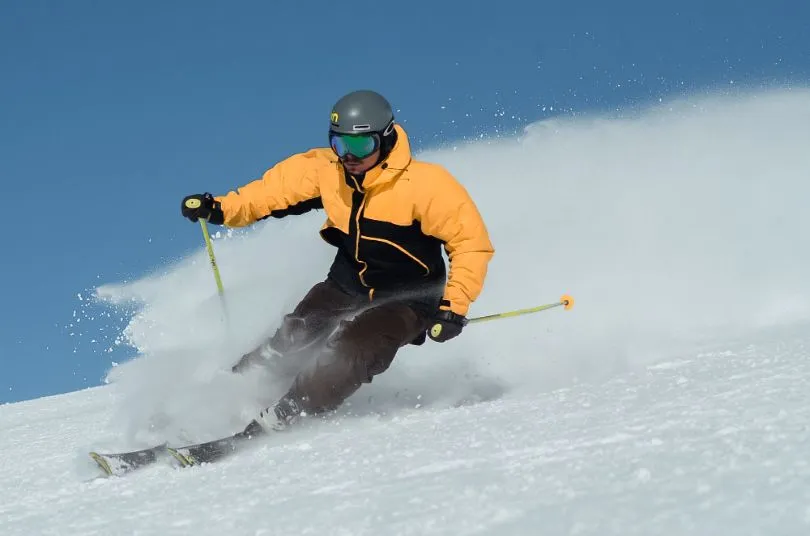 Man skiënd van een berg Finland