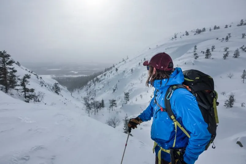 Vrouw bekijkt het uitzicht tijdens het skiën in Finland
