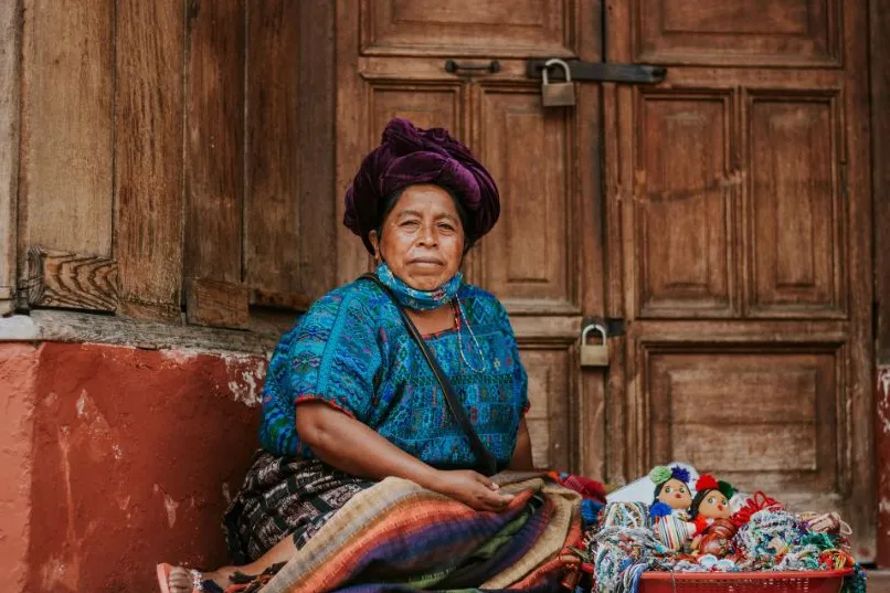 Vrouw in traditionele klederdracht Guatemala