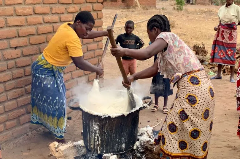 Vrouwen maken nsima Malawi