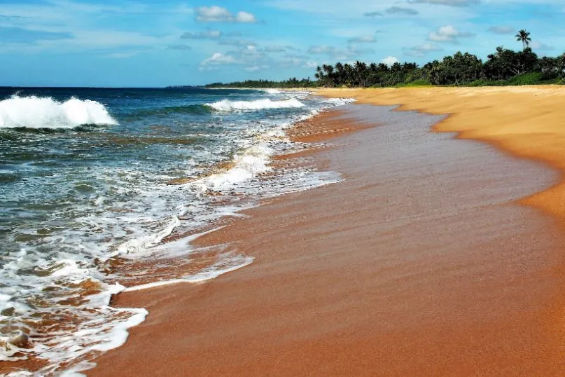 Strand met golven Sri Lanka