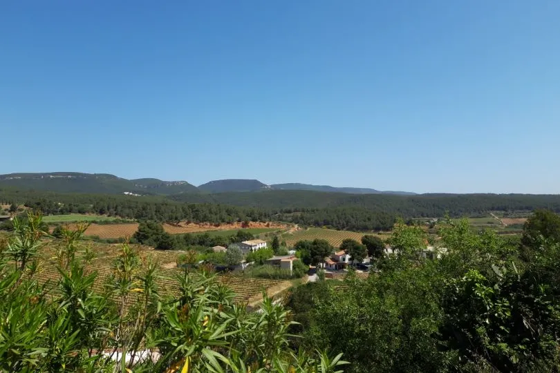 Uitzicht vanuit een B&B op het landschap Catalonië Spanje