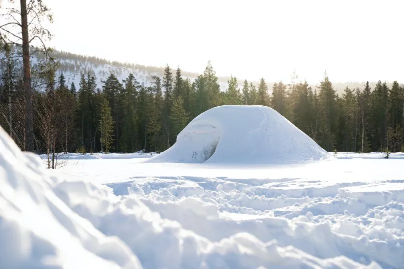 Zelfgebouwde iglo in Finland