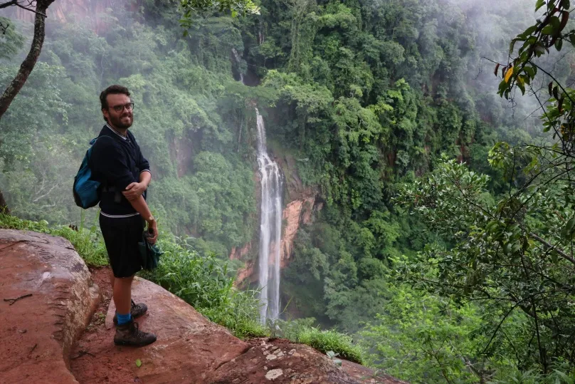 Man staat bij waterval Livingstonia Malawi