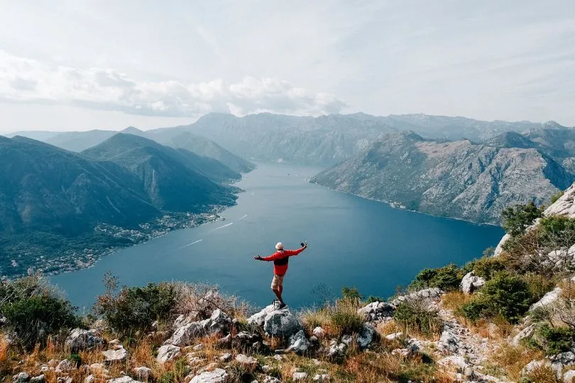 Entlang der malerischen Boka Kotorska Bucht erheben sich die Berge