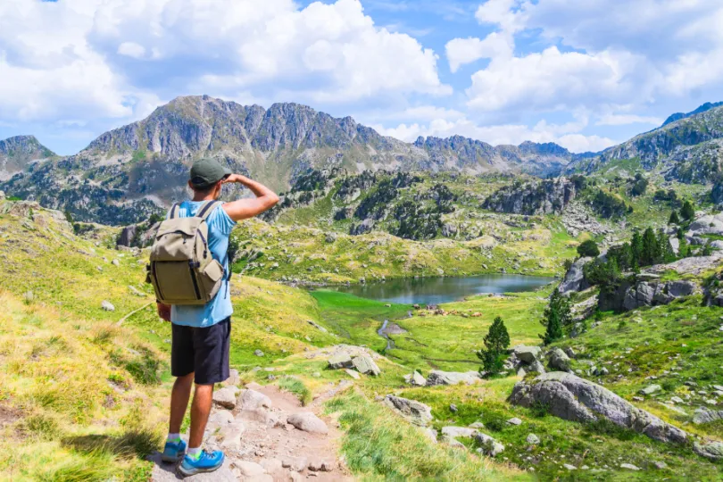 Man kijkt ui op bergen Pyreneeën Catalonië Spanje