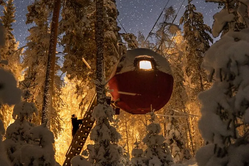 Zweden Furudal wiegende maan in de sneeuw