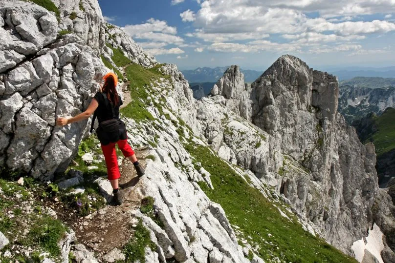 Vrouw klimt in Durmitor NP in Montenegro