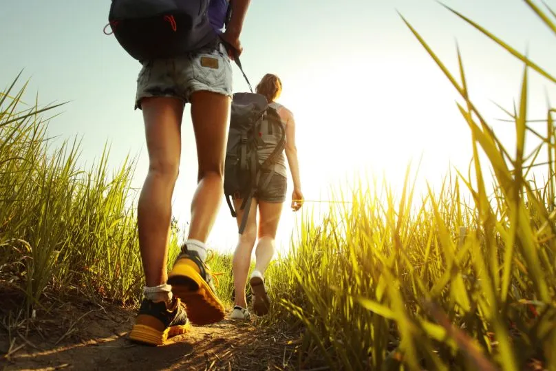 Twee personen wandelen door veld Montenegro