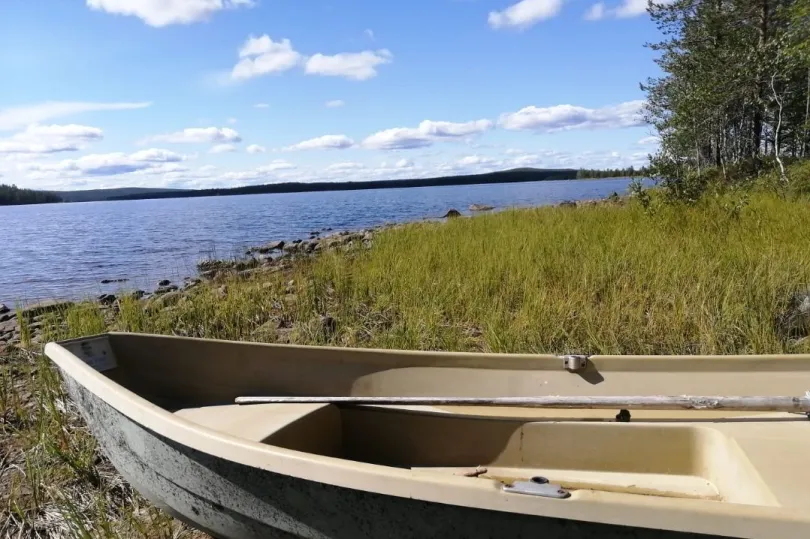 Boot aan meer in Finland