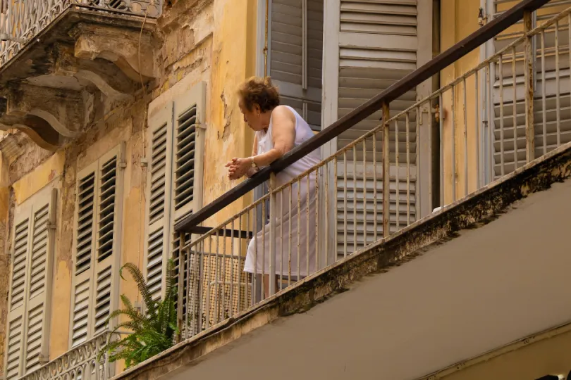 Griekenland vrouw op balkon