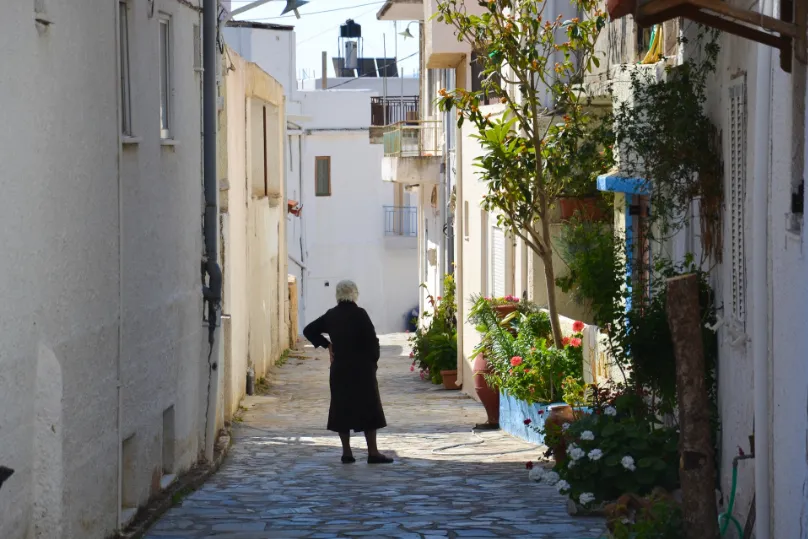 vrouw in straat Griekenland
