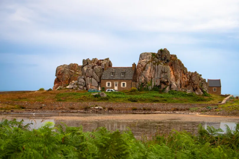 Frankrijk Bretagne huis tussen rotsen