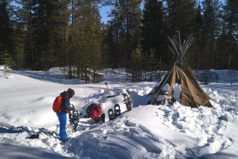 Tipi in de sneeuw in Fins Lapland