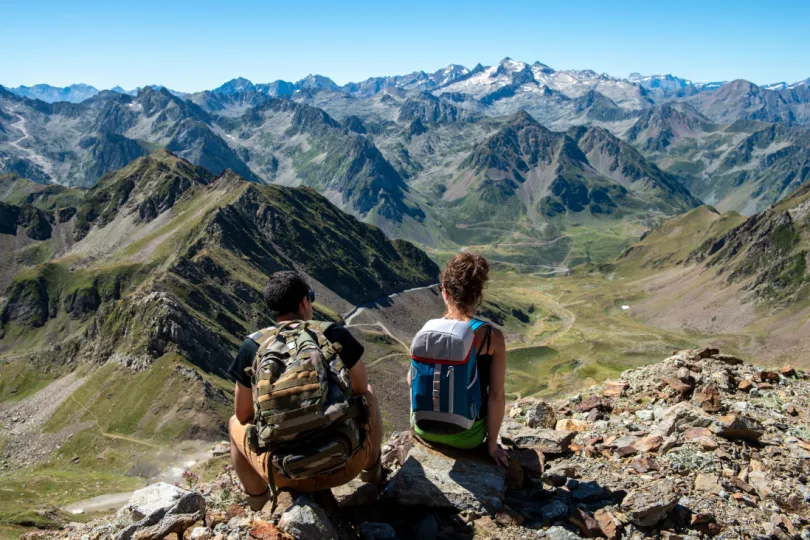 Twee hikers met uitzicht op de Pyreneeën in Frankrijk