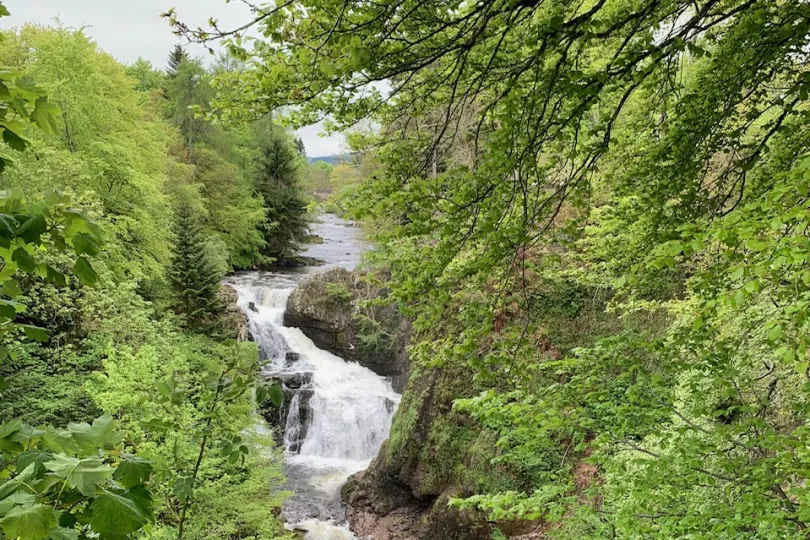 Kleine waterval onderweg in Schotland