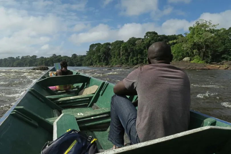 Gids op boot in Suriname