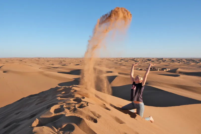 Spelen in de woestijn in Marokko