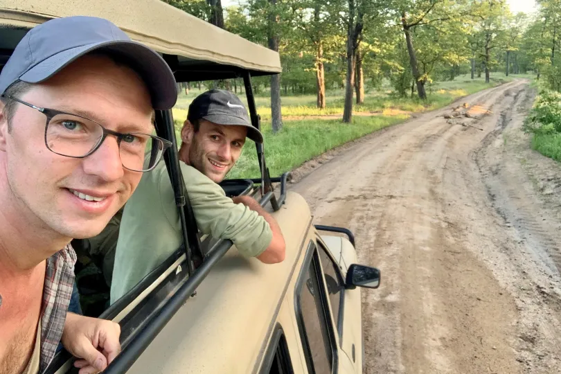 Reisspecialist Dilo en Hessel in safari-jeep Malawi