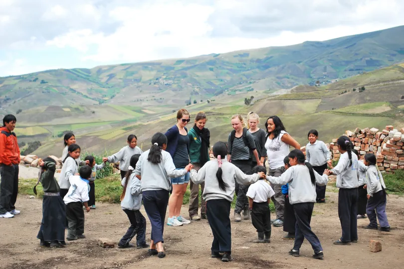 Ecuador dansende lokale kinderen