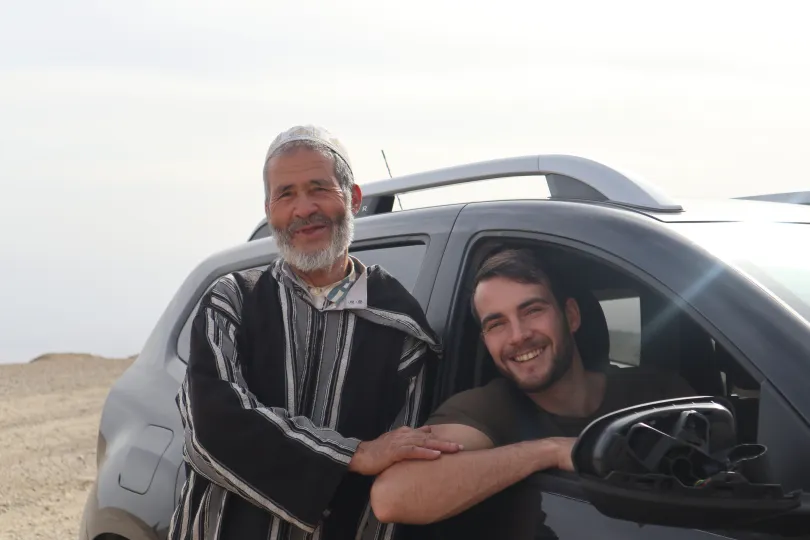 Marokko toerist met local bij auto