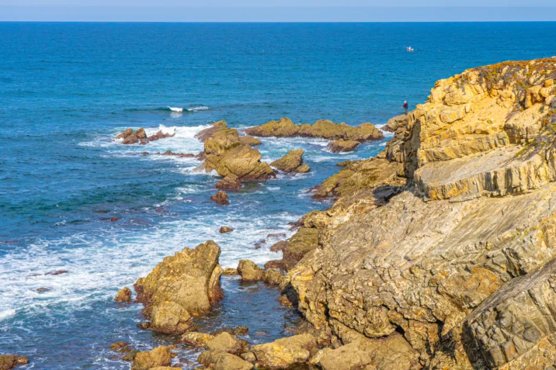 Uitzicht op rotsen en zee in Portugal