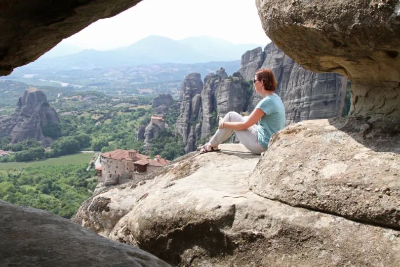 Tips bezoeken Meteora kloosters, uitzichtpunt vanuit grot.