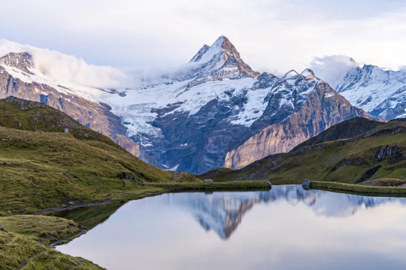 Uitzicht op water en bergen in Zwitserland