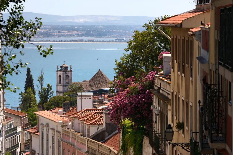 Doorkijkje Lissabon stad en rivier.