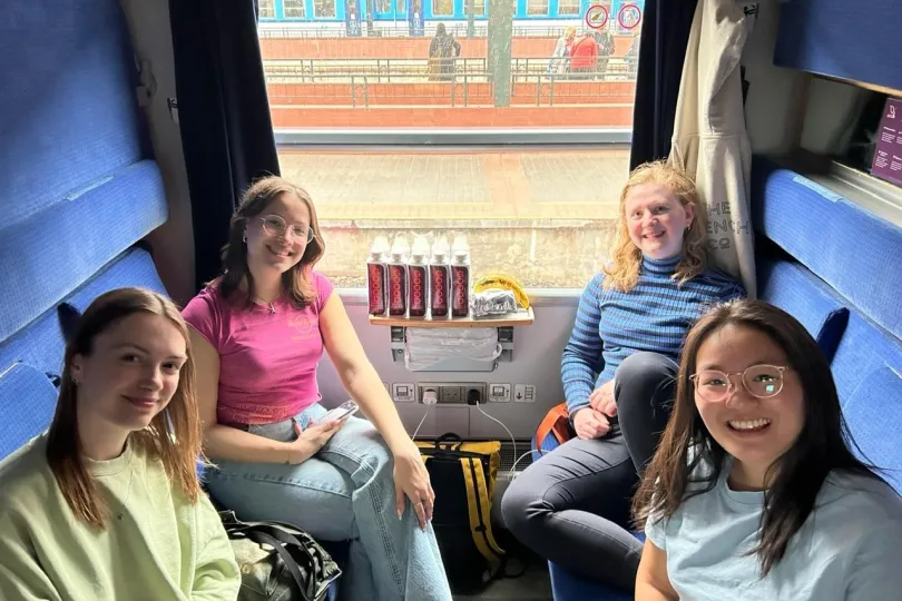 Het team in de couchette van de slaaptrein naar Praag.