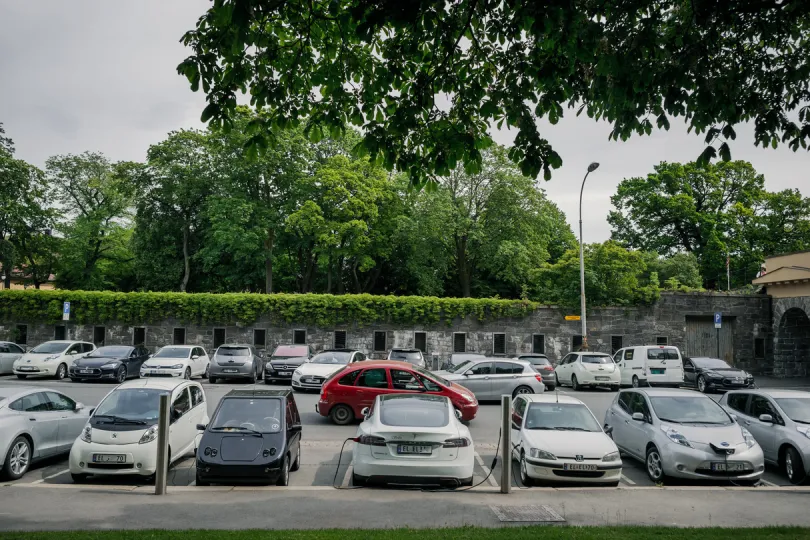 Elektrische auto's aan de oplader