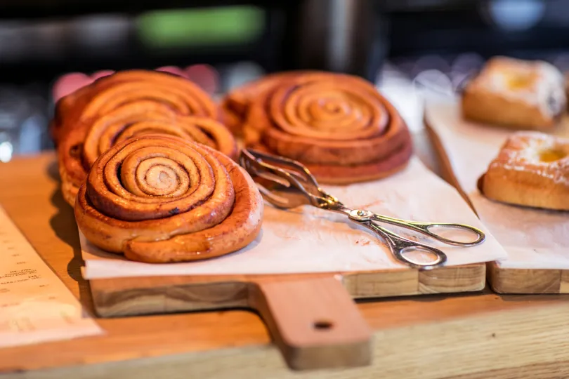 Noorse kaneelbollen op een plankje
