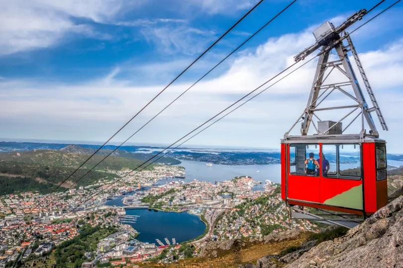 Kabelbaan naar de bergtop bij Bergen