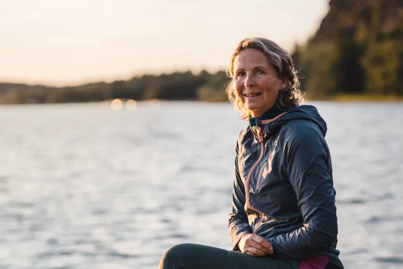 Elsbeth zittend op een rots in Zweden