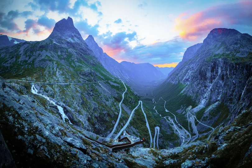 Trollstigen in Noorwegen van bovenaf