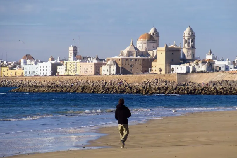 Strand met uitzicht op Cádiz