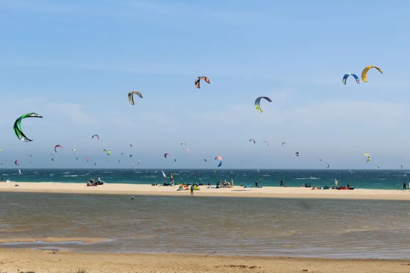 Windsurfers op Tarifa strand