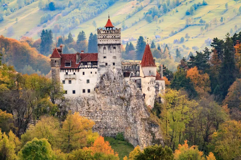 Beste reistijd september - Roemenië kasteel in de bergen.