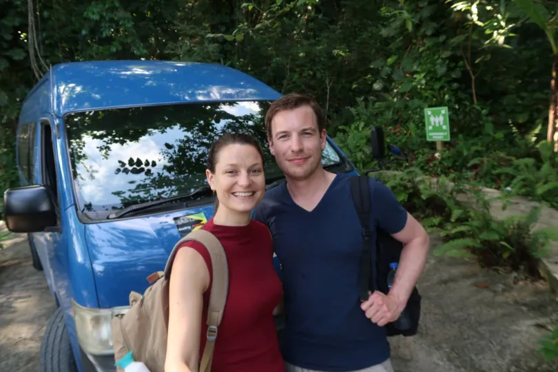 Rondreis Jamaica koppel bij auto.