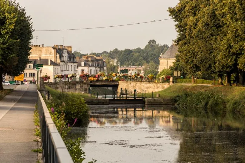 Pontivy in Bretagne langs het water.